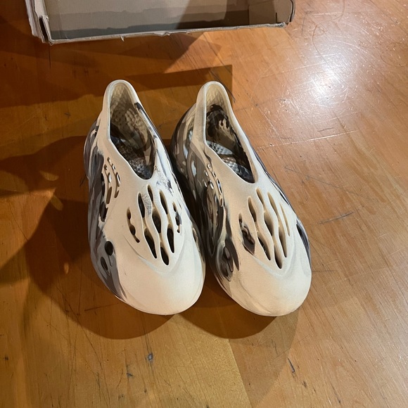 Yeezy foam RNNR MX Cream Clay - Picture 7 of 10